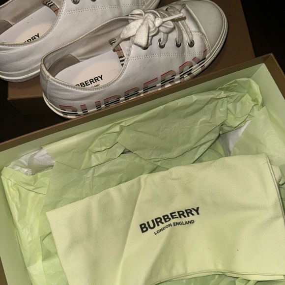 Burberry kids shoe worn a couple of times selling cos it doesn’t fit - Picture 4 of 5